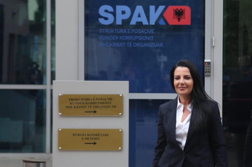 Gjykata Kushtetuese rikthen përkohësisht në detyrë Belinda Ballukun